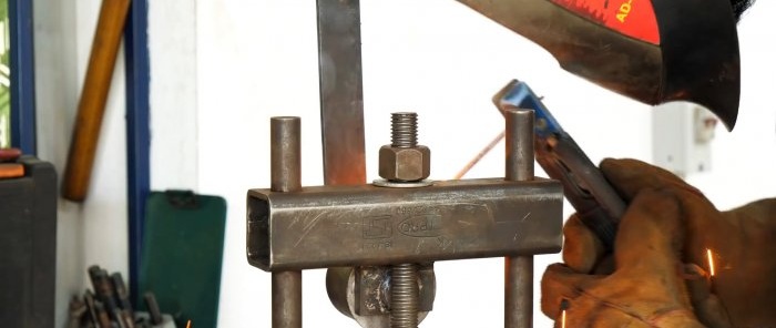 Homemade machine for bending metal strips of simple design