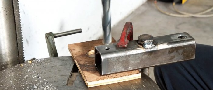 Máquina casera para doblar tiras de metal de diseño sencillo.