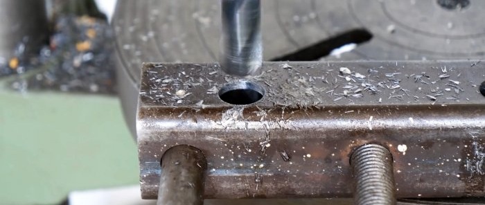 Hjemmelavet maskine til bukning af metalstrimler af enkelt design
