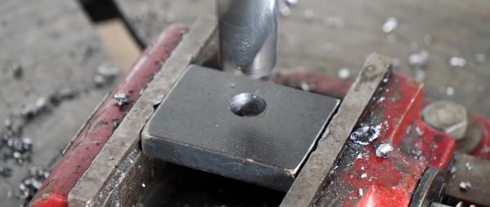 Homemade machine for bending metal strips of simple design