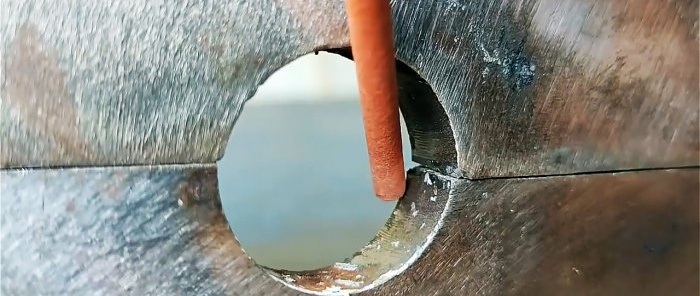 Cómo soldar un agujero grande en una pieza usando solo un electrodo sin inserciones