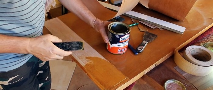 Com reparar estelles i delaminacions a la part inferior d'una porta de fusta