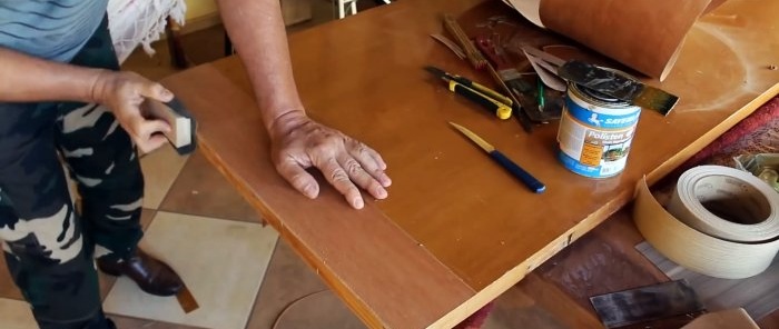 Како поправити струготине и деламинације на дну дрвених врата