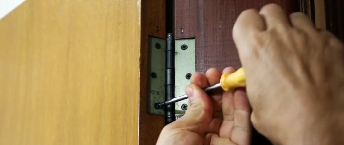 Cómo reparar astillas y delaminaciones en la parte inferior de una puerta de madera.