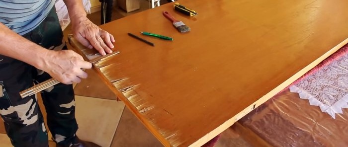 Hoe spanen en delaminaties aan de onderkant van een houten deur te repareren