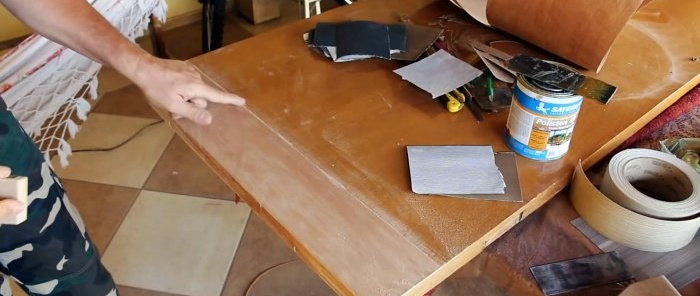 Hoe spanen en delaminaties aan de onderkant van een houten deur te repareren