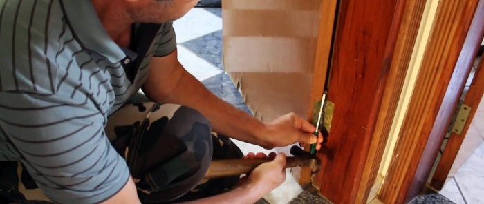 Bagaimana untuk membaiki cip dan delaminasi di bahagian bawah pintu kayu