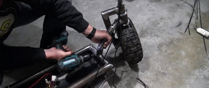 Hvordan lage en uforgjengelig elektrisk sparkesykkel med en kraftig ramme