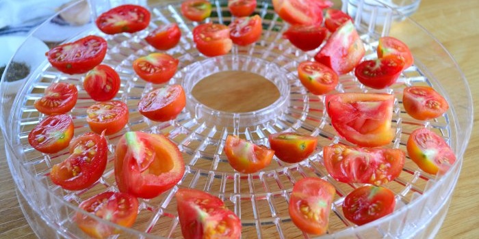 Ko darīt ar daudz tomātiem Pagatavojiet saulē kaltētus tomātus