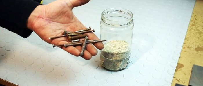 Jak usunąć rdzę z małych części za pomocą śrubokręta bez piaskowania