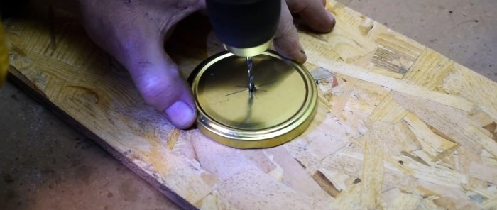 Jak odstranit rez z malých dílů pomocí šroubováku bez pískování