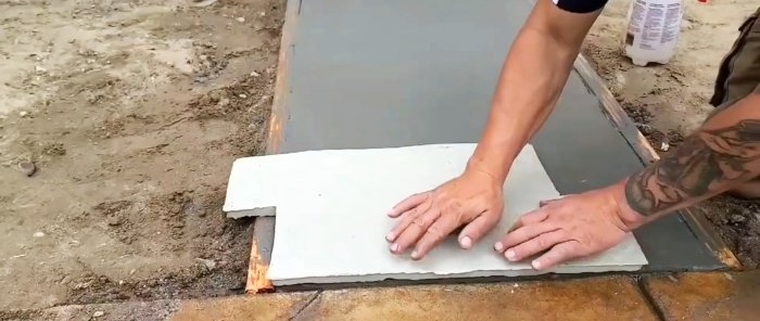 Kā ieliet betona dārza celiņu ar akmens imitāciju