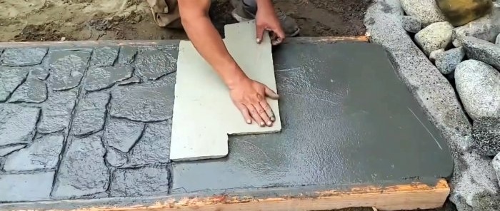Hvordan helle en hagesti i betong med imitert stein