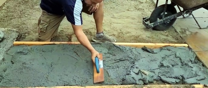 Hoe een betonnen tuinpad met imitatiesteen te storten