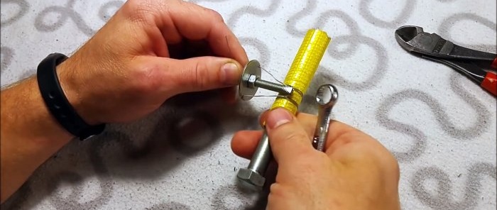 Cách làm một chiếc kẹp đơn giản từ ốc vít mua ở cửa hàng