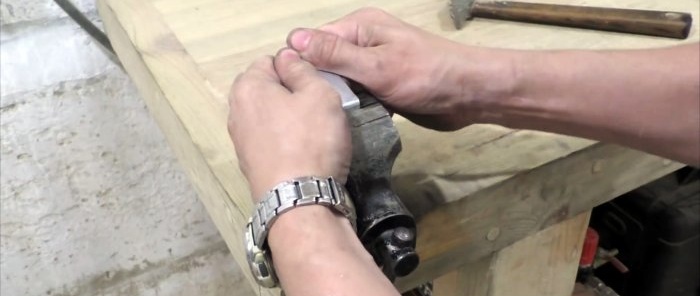 Cara membuat panduan untuk gergaji tangan dan papan potong sama seperti pada gergaji bulat pegun
