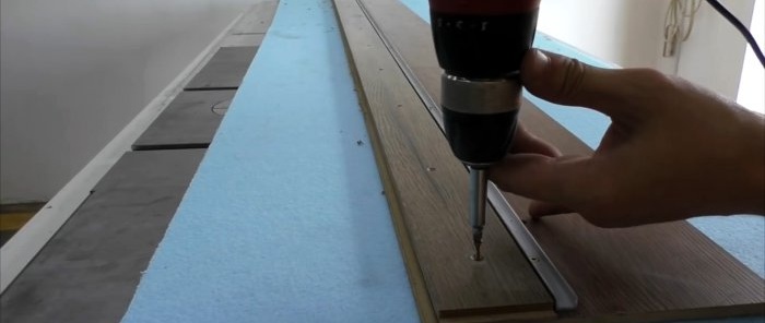 Cara membuat panduan untuk gergaji tangan dan papan potong sama seperti pada gergaji bulat pegun