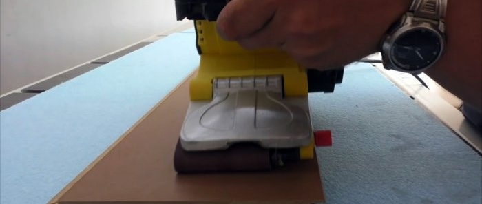 Πώς να φτιάξετε έναν οδηγό για ένα πριόνι χειρός και να κόψετε σανίδες ακριβώς όπως σε ένα σταθερό δισκοπρίονο