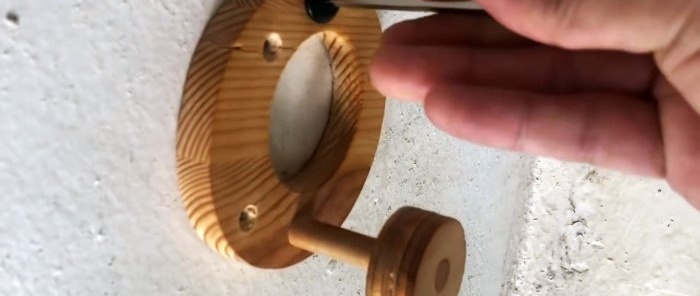 Life hack: membuat dowel daripada pelekat cair panas dengan benang untuk bolt dalam kayu dan konkrit