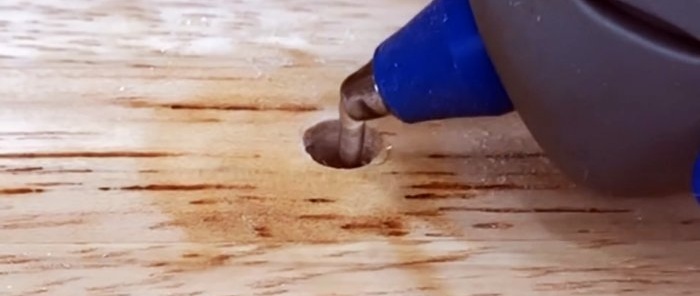 Life hack: membuat dowel daripada pelekat cair panas dengan benang untuk bolt dalam kayu dan konkrit