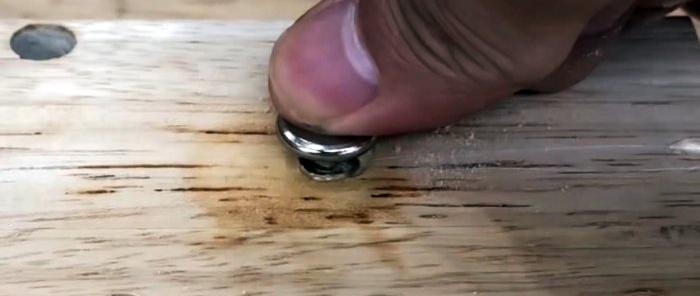 Trucchetto: realizzare un tassello con adesivo hot melt con una filettatura per un bullone in legno e cemento