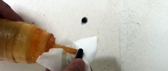 Trucchetto: realizzare un tassello con adesivo hot melt con una filettatura per un bullone in legno e cemento