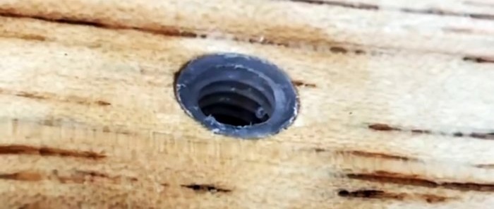 Lifehack: een plug maken van smeltlijm met schroefdraad voor een bout in hout en beton