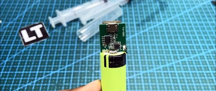 Vi lager en mini Power Bank for en ærlig 3400 mAh fra en sprøyte og et 18650 batteri