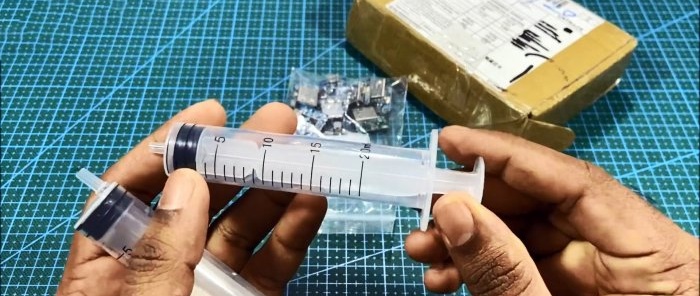 Gumagawa kami ng mini Power Bank para sa isang tapat na 3400 mAh mula sa isang syringe at isang 18650 na baterya