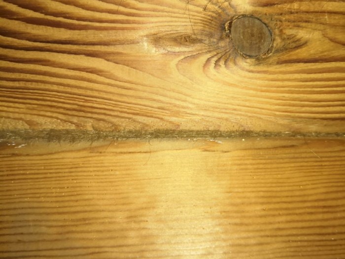 Calafatejat de bricolatge competent d'una casa de fusta