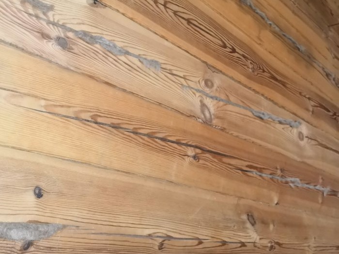 Calafatejat de bricolatge competent d'una casa de fusta