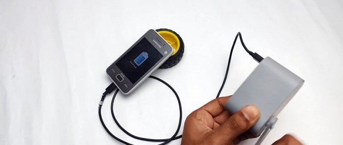 Come realizzare un generatore tascabile per caricare il telefono sempre pronto all'uso