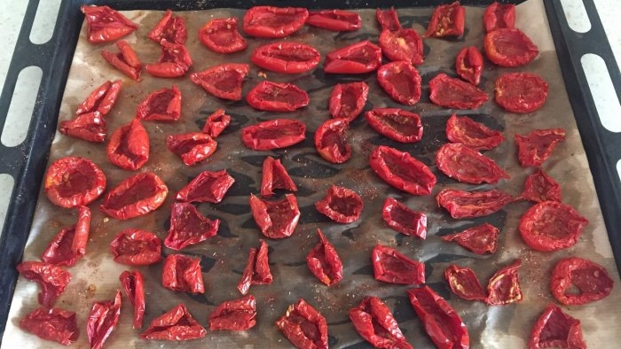 Sådan tilbereder du soltørrede tomater uden tørretumbler og bevarer alle deres fordele