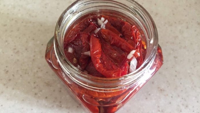 How to cook sun-dried tomatoes without a dryer and preserve all their benefits