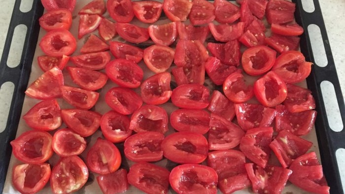 Hur man lagar soltorkade tomater utan torktumlare och bevarar alla deras fördelar