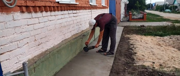Cum să reparați simplu și fiabil o zonă oarbă a casei vechi