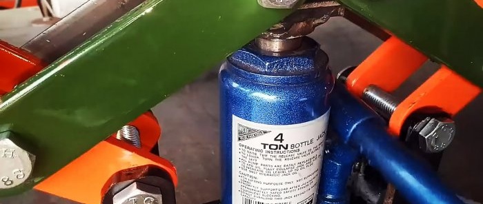 Homemade attachment for doubling the lifting height of a hydraulic jack