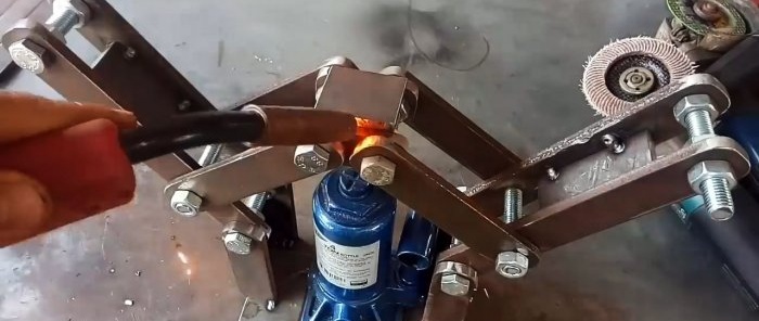 Homemade attachment for doubling the lifting height of a hydraulic jack