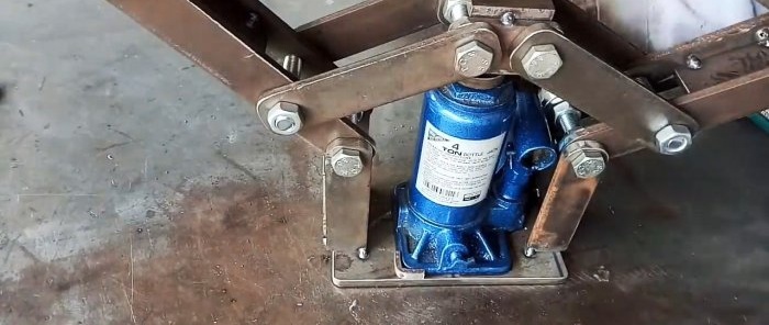 Homemade attachment for doubling the lifting height of a hydraulic jack