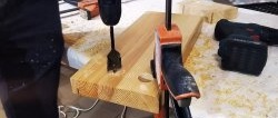 Cum să găuriți în lemn cu un burghiu cu pene fără ciobire