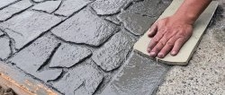 Como preencher um caminho de jardim de concreto com imitação de pedra