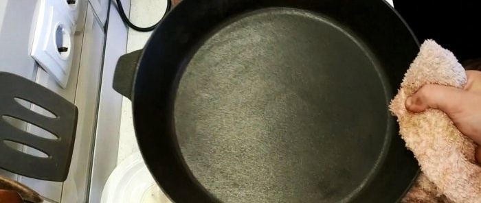 Hoe je een gietijzeren koekenpan kunt herstellen en hem anti-aanbaklaag kunt maken
