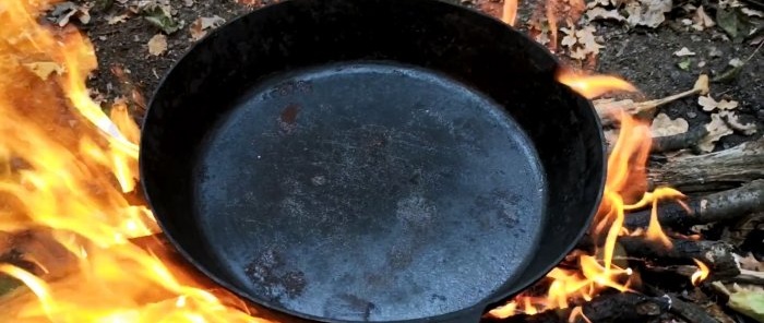 Paano ibalik ang isang cast iron skillet at gawin itong non-stick