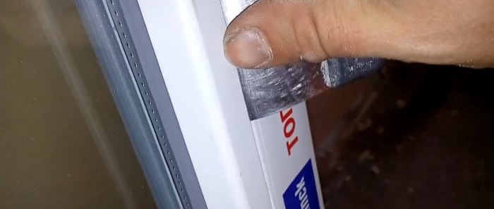 كيف وكيفية إزالة الخرز الزجاجي من نافذة بلاستيكية دون ضرر