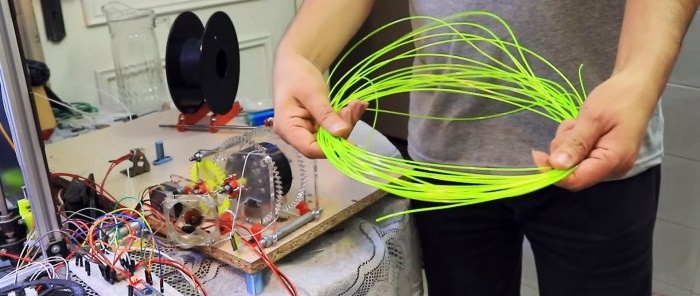Com fer filaments de plàstic per a una impressora 3D a partir d'una ampolla de PET