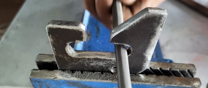 Wie man aus Blechresten einen selbstsichernden Türriegel herstellt
