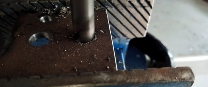 كيفية صنع مزلاج باب ذاتي القفل من بقايا الصفائح المعدنية