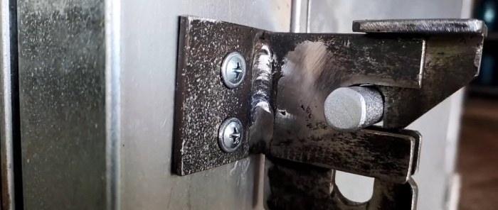 Cómo hacer un pestillo de puerta con cerradura automática a partir de chapa sobrante