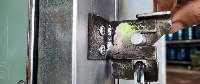 Cómo hacer un pestillo de puerta con cerradura automática a partir de chapa sobrante