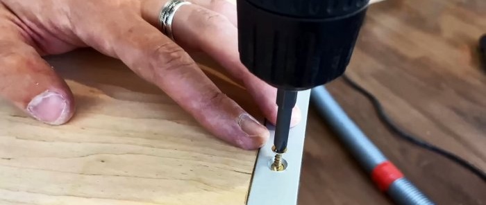 Jak vyrobit závěsný televizní stojan se skrytým držákem